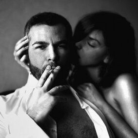 kobieta i brutalny mężczyzna, który powiększył swojego penisa