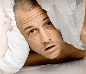 zdenerwowany mężczyzna chcący powiększyć swojego penisa