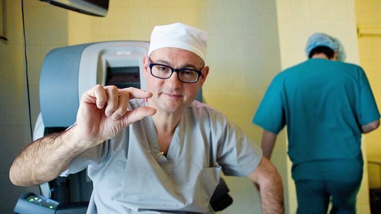 lekarz pokazuje małemu penisowi, jak go powiększyć za pomocą pompki